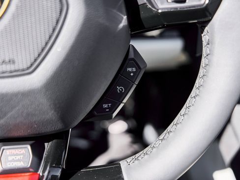 Used 2024 Lamborghini Huracan EVO image 57