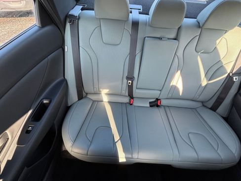 Used 2025 Hyundai Elantra Limited image 40