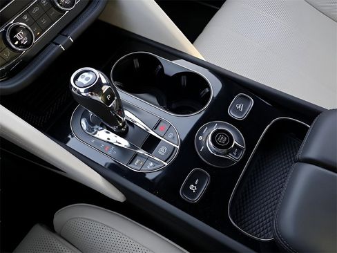 Used 2023 Bentley Bentayga Extended Wheelbase image 30