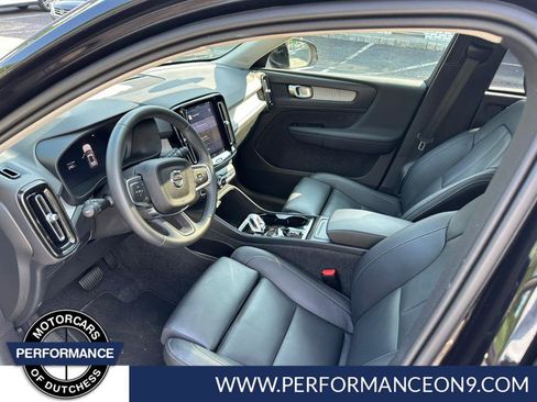 Used 2025 Volvo XC40 B5 Plus image 23