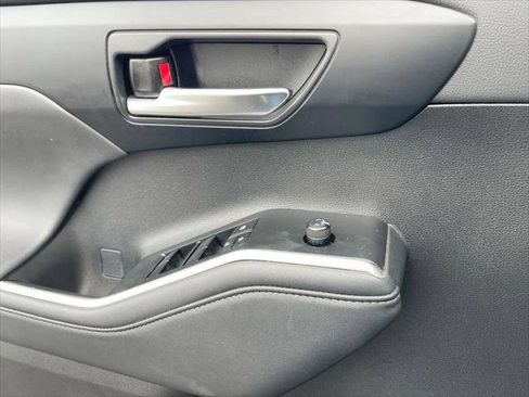 Certified 2024 Toyota Highlander XLE image 8