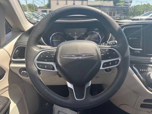 Used 2022 Chrysler Pacifica Touring-L FWD image 10