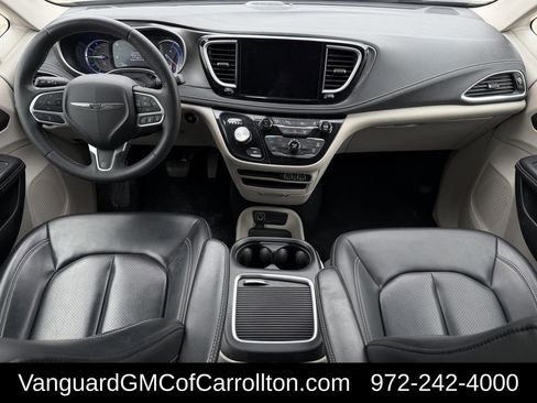 Used 2023 Chrysler Pacifica Touring-L FWD image 11