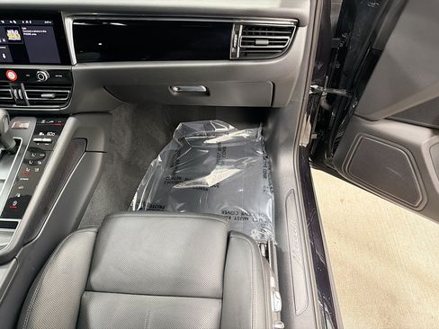 Certified 2026 Porsche Macan AWD/4WD image 18