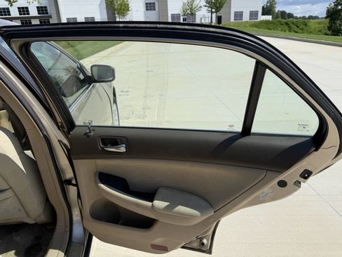 Used 2004 Honda Accord LX image 17