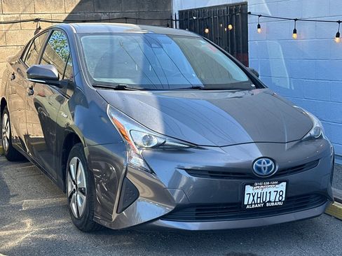 Used 2017 Toyota Prius Two w/ Carpet Mat Package FWD image 2