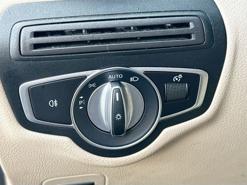 Used 2019 Mercedes-Benz GLC 300 GLC 300 w/ Premium Package image 11