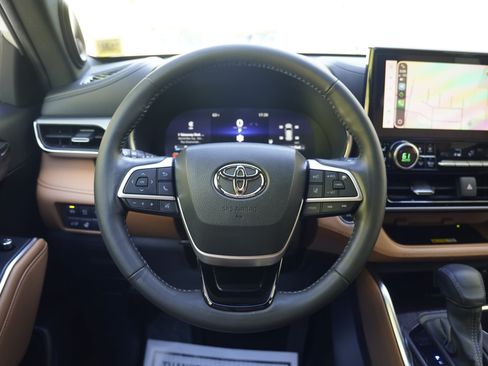Used 2023 Toyota Highlander Platinum AWD/4WD image 17