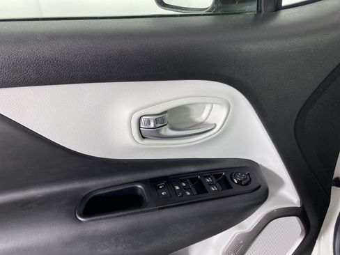 Used 2022 Jeep Renegade Latitude AWD/4WD image 15