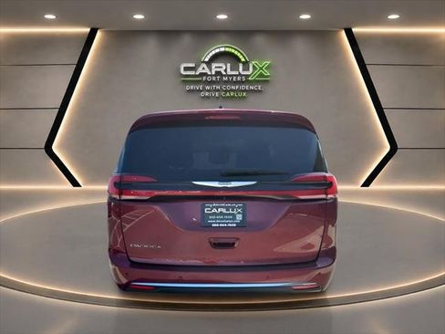 Used 2023 Chrysler Pacifica Touring-L FWD image 5
