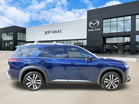 Used 2025 Nissan Pathfinder Platinum w/ Cargo Package image 5