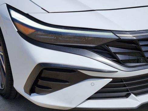 Used 2024 Hyundai Elantra Limited image 12