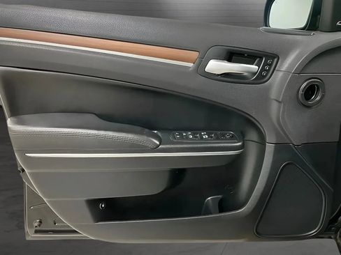 Used 2017 Chrysler 300 C Platinum AWD/4WD image 7