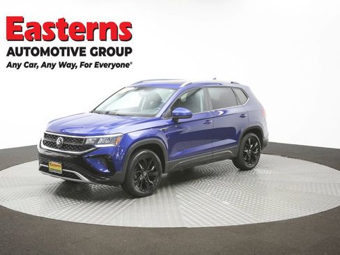 Used 2022 Volkswagen Taos SE w/ Panoramic Sunroof Package FWD image 56