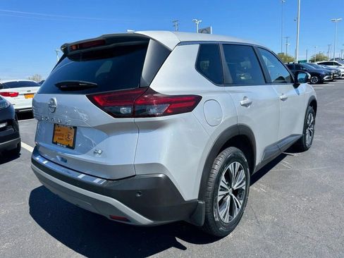 Used 2023 Nissan Rogue SV image 3