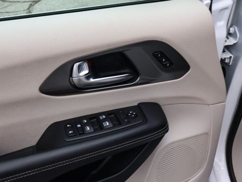 Used 2023 Chrysler Pacifica Touring-L FWD image 14