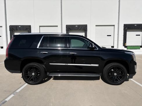 Used 2019 Cadillac Escalade Luxury RWD image 3