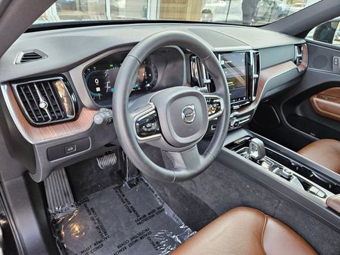Certified 2023 Volvo XC60 B5 Plus AWD/4WD image 28
