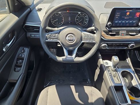 Used 2024 Nissan Altima 2.5 SV FWD image 14