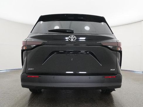 New 2026 Toyota Sienna XLE image 17