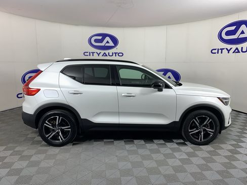 Used 2023 Volvo XC40 B5 Plus AWD/4WD image 2