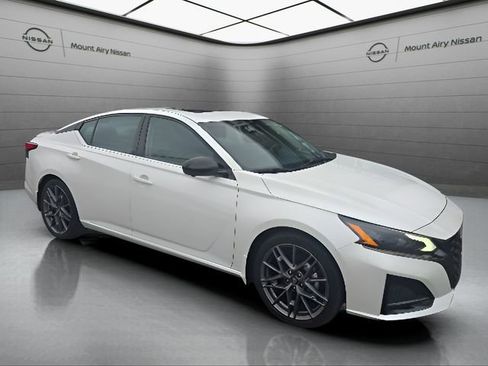Certified 2023 Nissan Altima 2.0 SR FWD image 2
