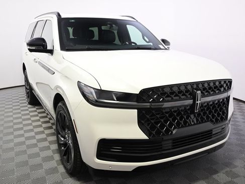New 2026 Lincoln Navigator Reserve w/ Jet Appearance Package AWD/4WD image 9