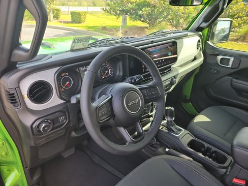 Used 2025 Jeep Wrangler Unlimited Sport AWD/4WD image 18