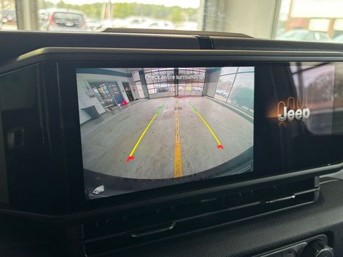 Used 2025 Jeep Wrangler Sport S image 17