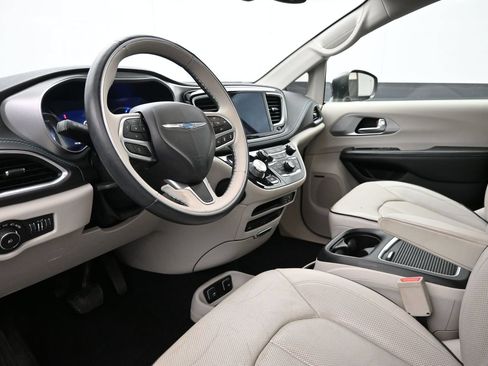 Used 2018 Chrysler Pacifica Limited w/ Advanced Safetytec Group FWD image 10
