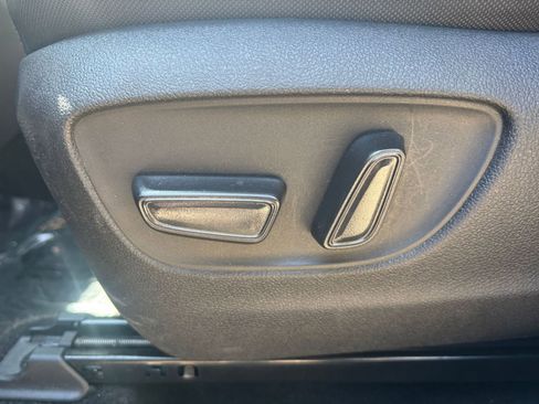 Used 2025 Toyota Highlander LE FWD image 23