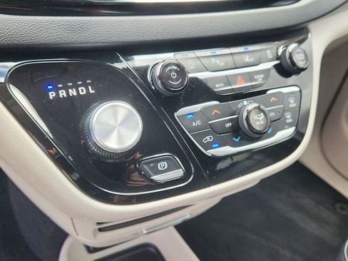 Used 2024 Chrysler Pacifica Touring-L FWD image 21