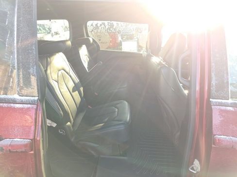 Used 2018 Chrysler Pacifica Touring-L w/ Advanced Safetytec Group image 10