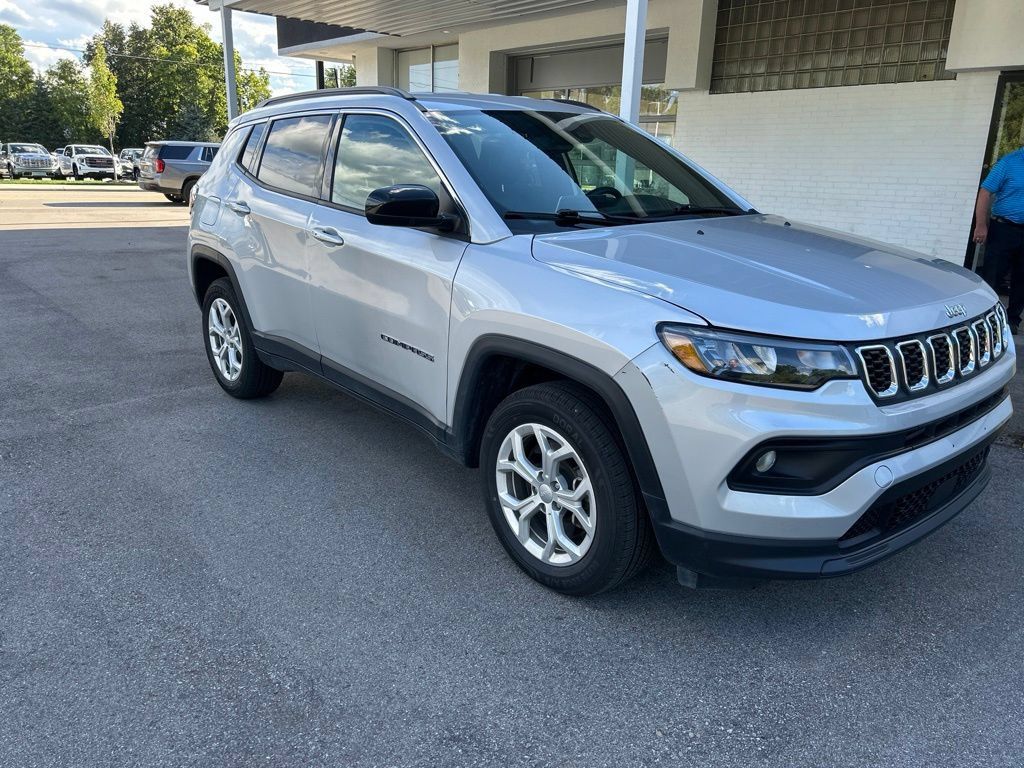 Used 2024 Jeep Compass Latitude AWD/4WD image 2