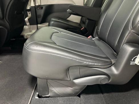 Used 2023 Chrysler Pacifica Touring-L image 42
