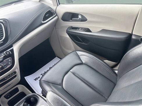 Used 2023 Chrysler Pacifica Touring-L image 14