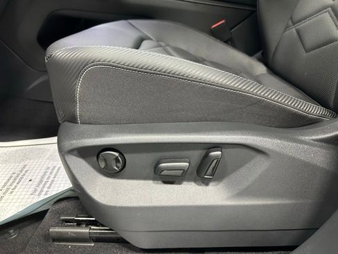 Used 2025 Volkswagen Atlas Cross Sport SE image 12