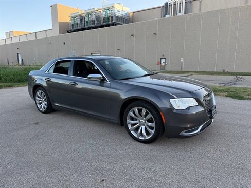 Used 2018 Chrysler 300 Touring w/ Chrome Appearance Package RWD image 9