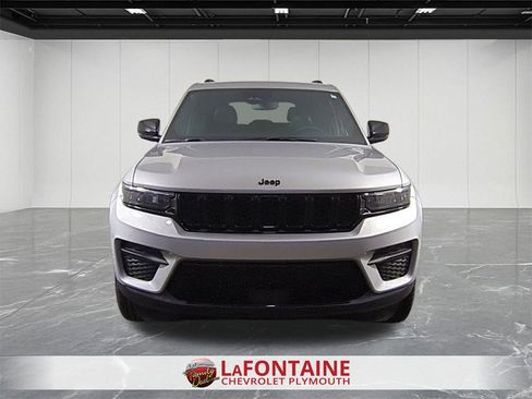Used 2024 Jeep Grand Cherokee Altitude image 3