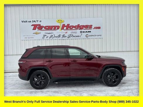 Used 2025 Jeep Grand Cherokee Altitude image 1