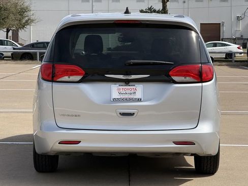 Used 2023 Chrysler Voyager LX image 5