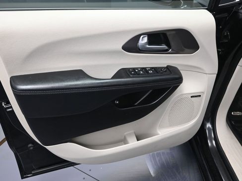 Used 2018 Chrysler Pacifica Limited w/ Advanced Safetytec Group image 10