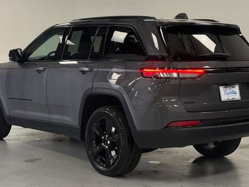 Used 2023 Jeep Grand Cherokee Limited w/ Black Appearance Package AWD/4WD image 4