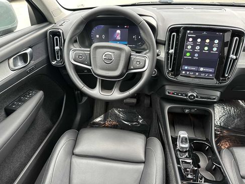 Certified 2025 Volvo XC40 B5 Plus AWD/4WD image 18