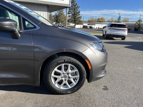 Used 2019 Chrysler Pacifica Touring image 19