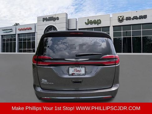 Used 2023 Chrysler Pacifica Touring-L FWD image 4