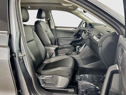 Certified 2022 Volkswagen Tiguan SE w/ Panoramic Sunroof Package AWD/4WD image 28