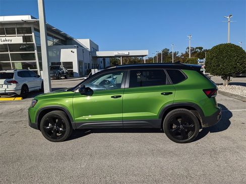 Used 2025 Volkswagen Taos SE image 4