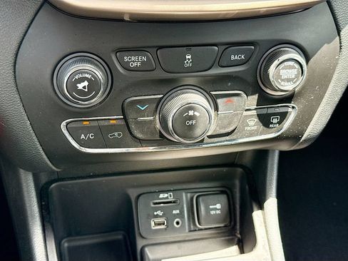 Used 2016 Jeep Cherokee Latitude w/ Safety/Convenience Group FWD image 17