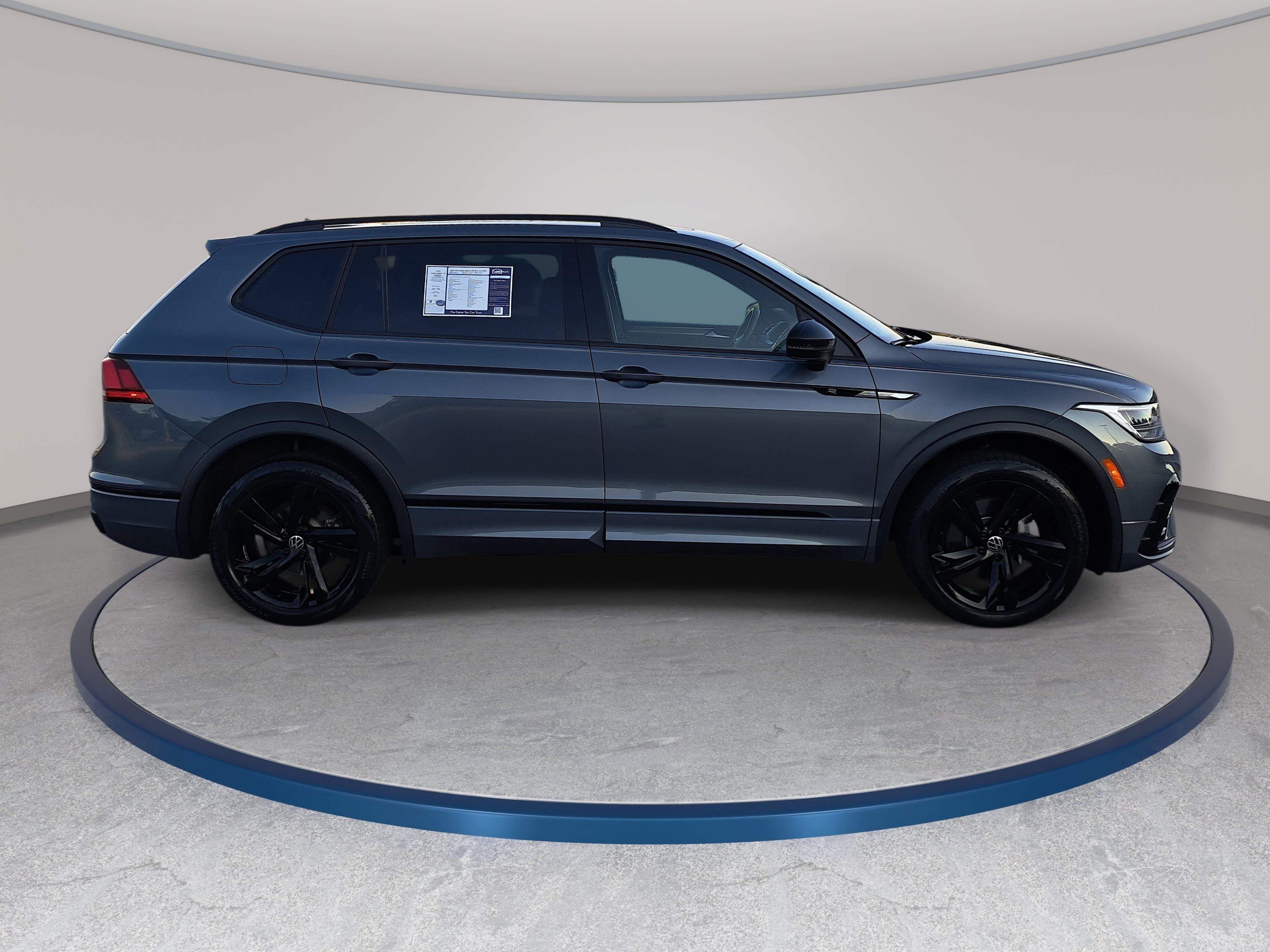Used 2024 Volkswagen Tiguan SE R-Line AWD/4WD image 4